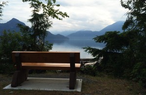 Bank im Porteau Cove Provincial Park mit Blick auf die Bucht