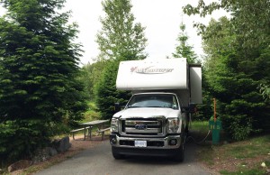 Fraserway Truck Camper auf einem Stellplatz im Riverside RV Park, Whistler