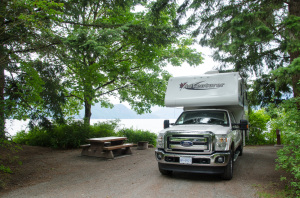 Ein Truck Camper von Fraserway auf einem Stellplatz im Porteau Cove Provincial Park