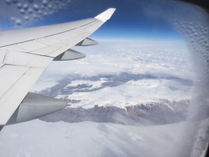 Blick auf Grönland aus dem Flugzeugfenster