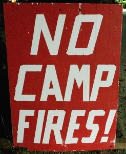 Schild »No Camp Fires«