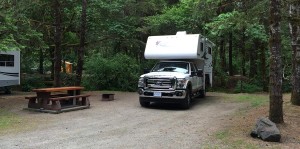 Fraserway Truck Camper auf einem Stellplatz im Sprout Lake Provincial Park